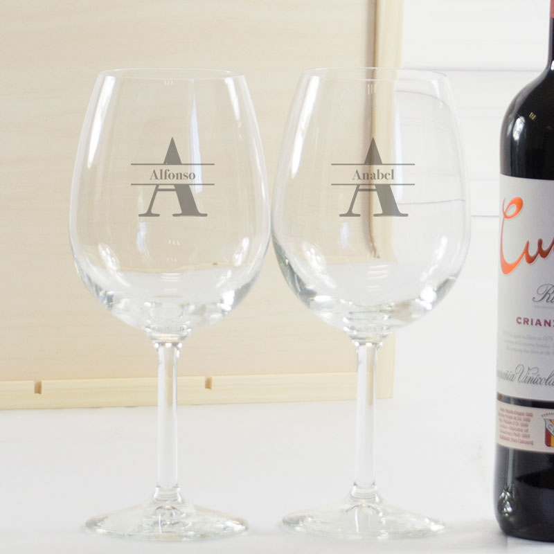 Regalos personalizados: Kits regalo: Kit con Vino Cune Crianza con copas grabadas