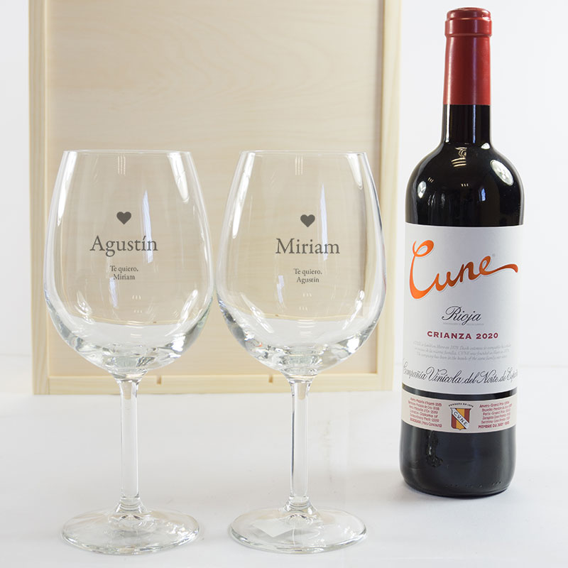 Regalos personalizados: Kits regalo: Kit con Vino Cune Crianza con copas grabadas