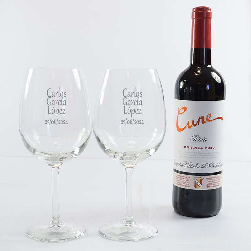 Regalos personalizados: Kits regalo: Kit con Vino Cune Crianza con copas grabadas