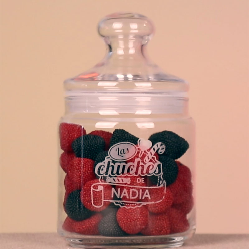 Tarro de chuches con moras y fresas con etiqueta personalizada.