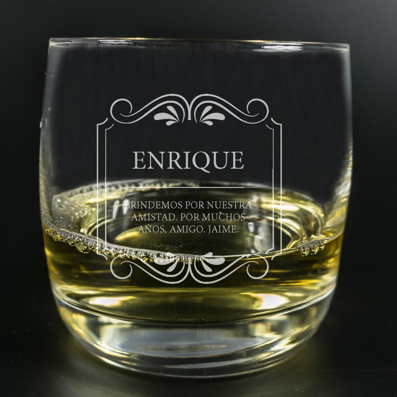 Regalos personalizados: Cristalería personalizada: Vaso de whisky grabado con nombre